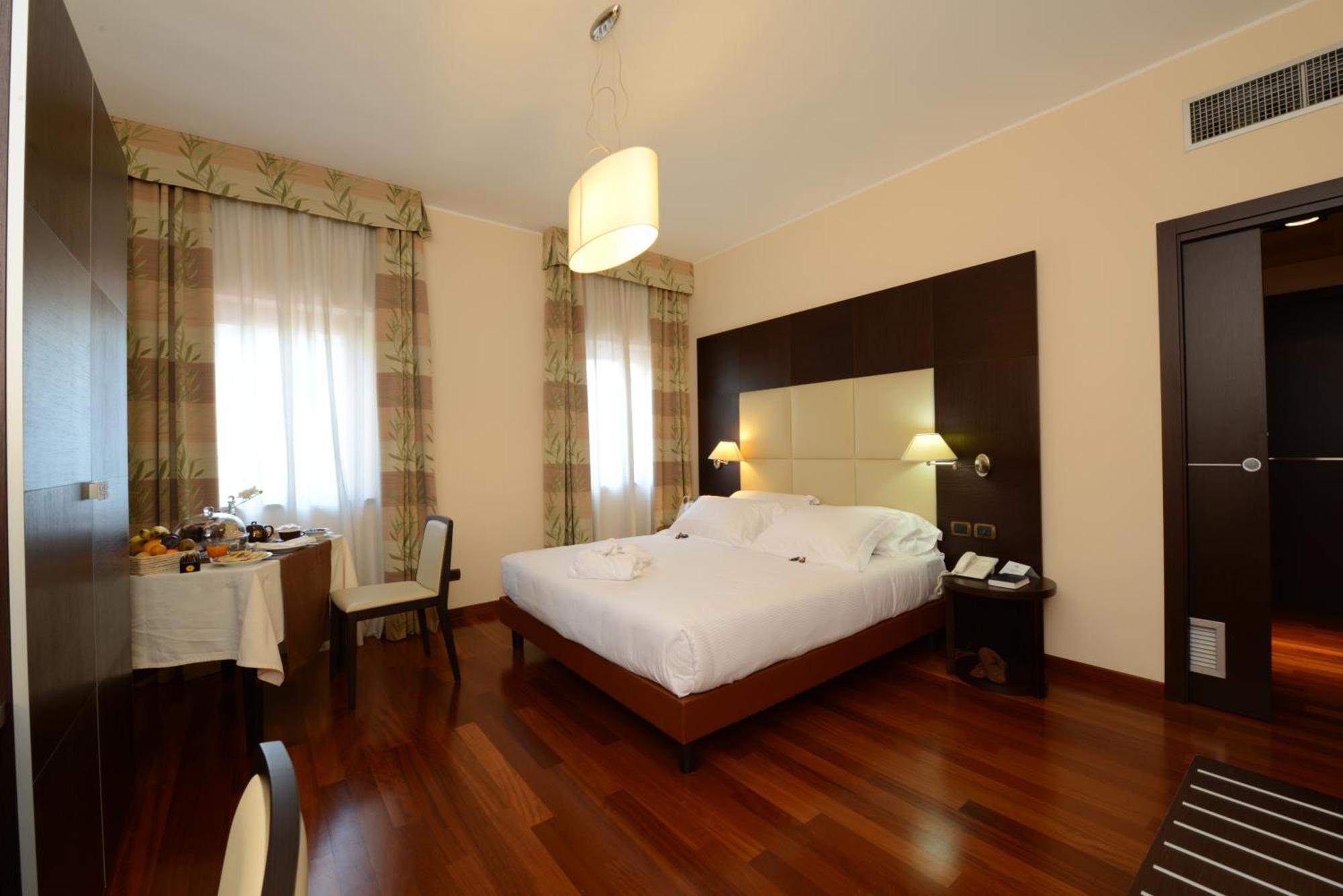 Deluxe Room,1705576465:JPEG